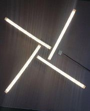 Moderne LED-Deckenleuchte Alois mit drei leuchtenden Streben, von unten betrachtet.