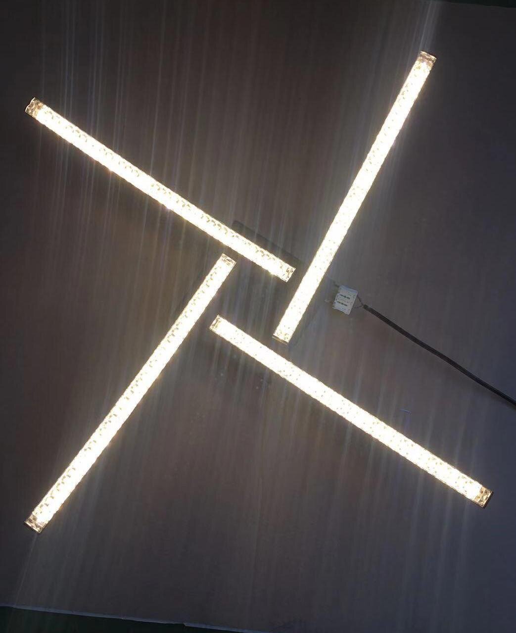 Moderne LED-Deckenleuchte Alois mit drei leuchtenden Streben, von unten betrachtet.