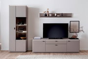 Modernes Wohnzimmer-Entertainment-Set in Taupe mit hoher Vitrine mit beleuchtetem Glasfach, TV-Lowboard und Wandregal, frontal aus Augenhöhe fotografiert.