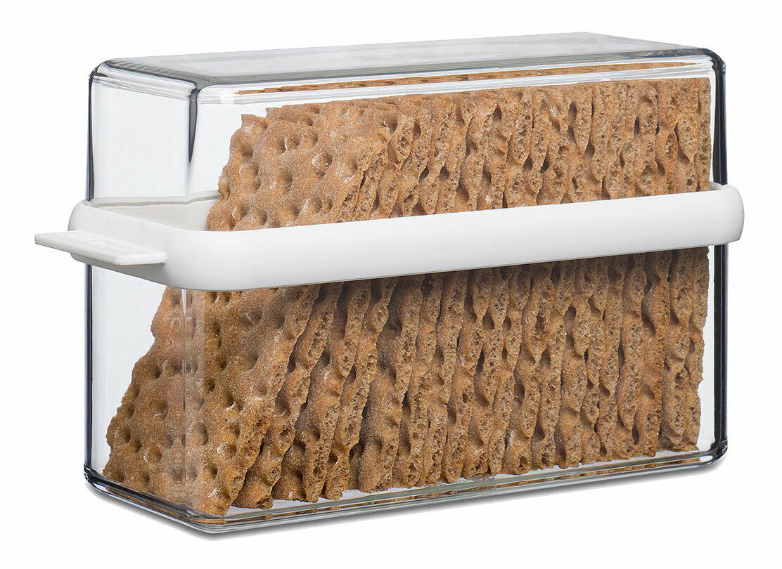 Transparente Knäckebrotbox Stora mit weißem Griff, gefüllt mit Knäckebrot, seitliche Perspektive
