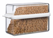 Transparente Knäckebrotbox Stora mit weißem Griff, gefüllt mit Knäckebrot, seitliche Perspektive