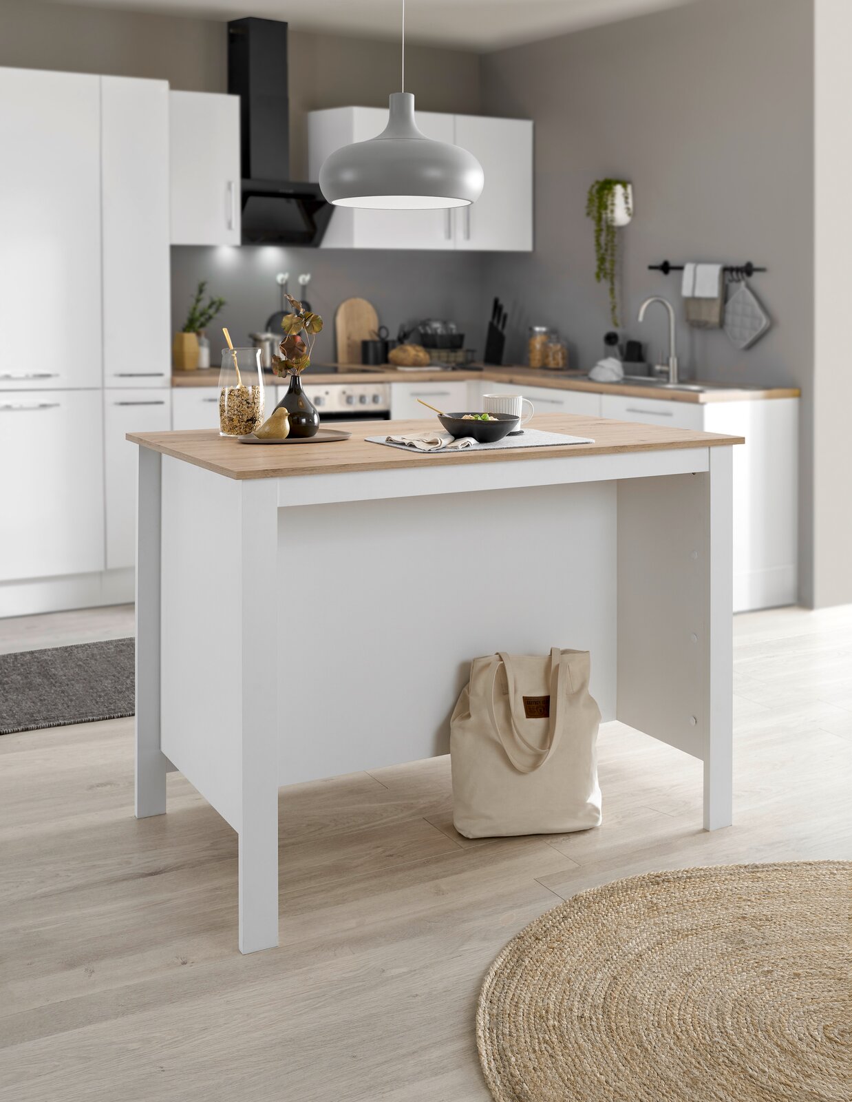 Moderne Kücheninsel in Weiß mit Holzarbeitsplatte, zentral in einer stilvollen Küche platziert, aus frontaler Perspektive.