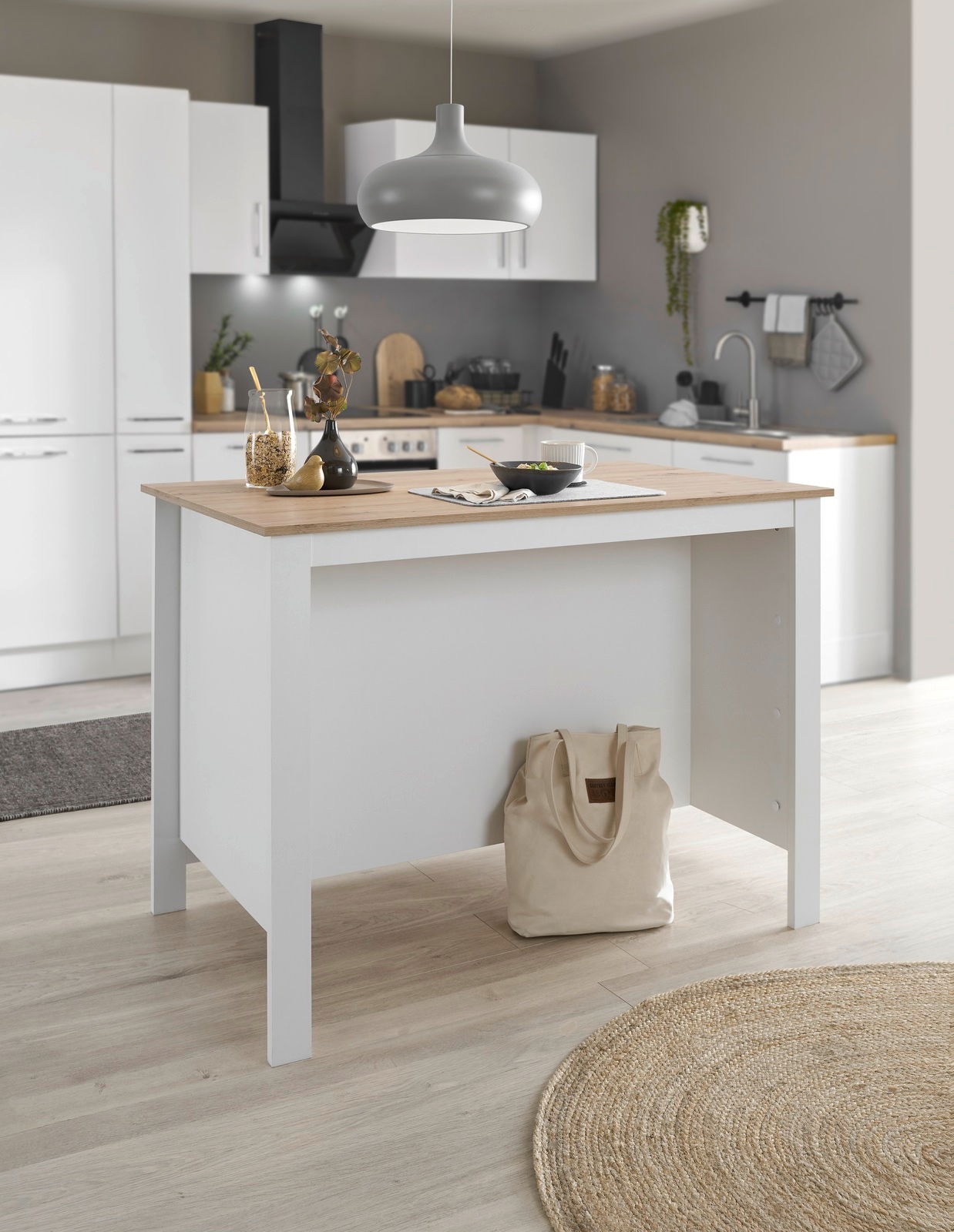 Moderne Kücheninsel in Weiß mit Holzarbeitsplatte, zentral in einer stilvollen Küche platziert, aus frontaler Perspektive.