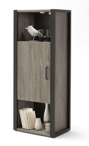 Modernes Highboard aus Holz mit schwarzem Rahmen, dekoriert mit Büchern, Vasen und einem geometrischen Vogel, seitliche Perspektive.