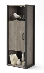 Modern houten hoogkast met zwart frame, versierd met boeken, vazen en een geometrische vogel, gezien vanuit de zijkant.