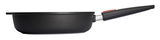 Seitenansicht einer schwarzen Guss-Hochrandpfanne mit langem Griff, Modell Nowo, 28 cm Durchmesser.