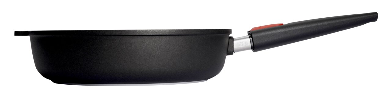 Zijaanzicht van een zwarte gietijzeren pan met hoge rand en lange handgreep, model Nowo, diameter 28 cm.