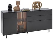 Modernes Sideboard in dunklem Design mit dekorativen Objekten auf der Oberseite, seitliche Perspektive.