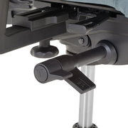 Nahaufnahme der Mechanik eines Drehstuhls mit Hebeln und Einstellknöpfen, seitliche Perspektive