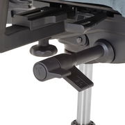 Nahaufnahme der Mechanik eines Drehstuhls mit Hebeln und Einstellknöpfen, seitliche Perspektive