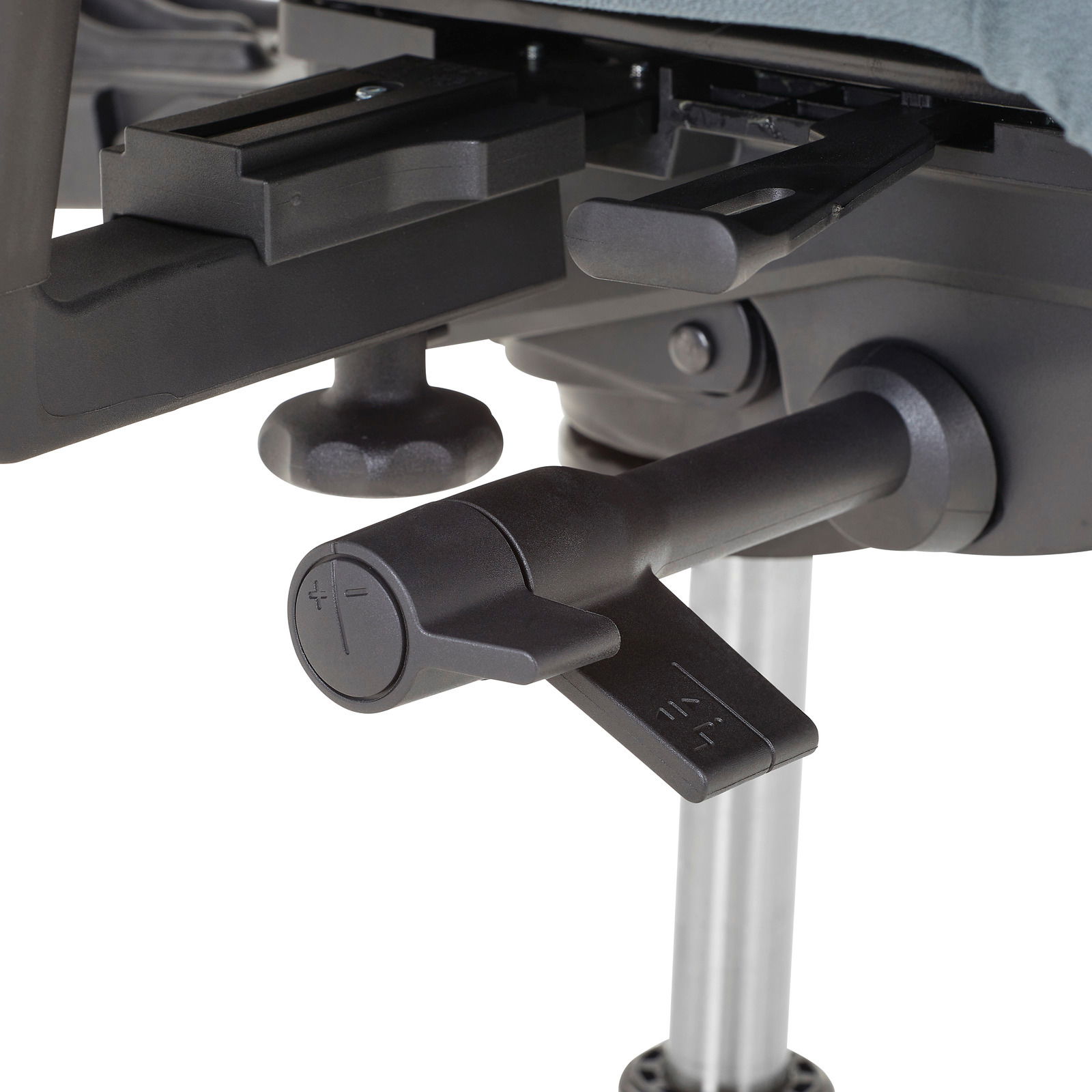 Nahaufnahme der Mechanik eines Drehstuhls mit Hebeln und Einstellknöpfen, seitliche Perspektive