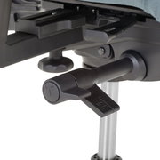 Nahaufnahme der Mechanik eines Drehstuhls mit Hebeln und Einstellknöpfen, seitliche Perspektive