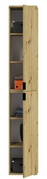 Holzschrank mit teilweise geöffneter Tür, zeigt Regalböden mit Aufbewahrungsboxen und Kleidung, Frontalansicht