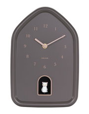 Moderne Wanduhr in Hausform mit grauem Zifferblatt und goldenen Zeigern, inklusive einer kleinen weißen Katze in einer Öffnung unten. Frontalansicht.