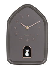 Moderne Wanduhr in Hausform mit grauem Zifferblatt und goldenen Zeigern, inklusive einer kleinen weißen Katze in einer Öffnung unten. Frontalansicht.