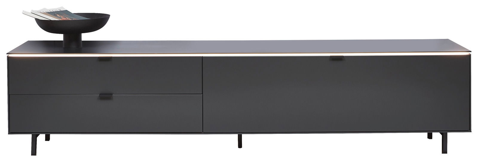 Modernes schwarzes TV-Lowboard mit zwei Schubladen und einer Tür, seitliche Perspektive, dekoriert mit einer Schale und Zeitschriften.