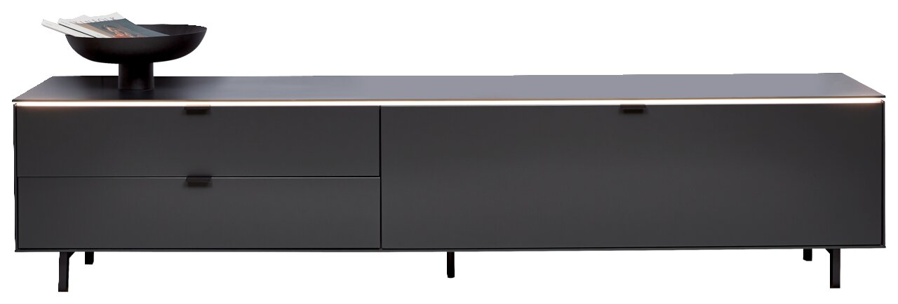 Modernes schwarzes TV-Lowboard mit zwei Schubladen und einer Tür, seitliche Perspektive, dekoriert mit einer Schale und Zeitschriften.