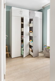 Apothekerschrank in einer modernen Küche, frontal fotografiert, mit geöffneten Türen und sichtbarem Stauraum für Vorräte.