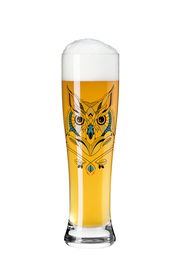 Weizenglas mit Eulenmotiv, gefüllt mit Bier und Schaumkrone, Frontalansicht