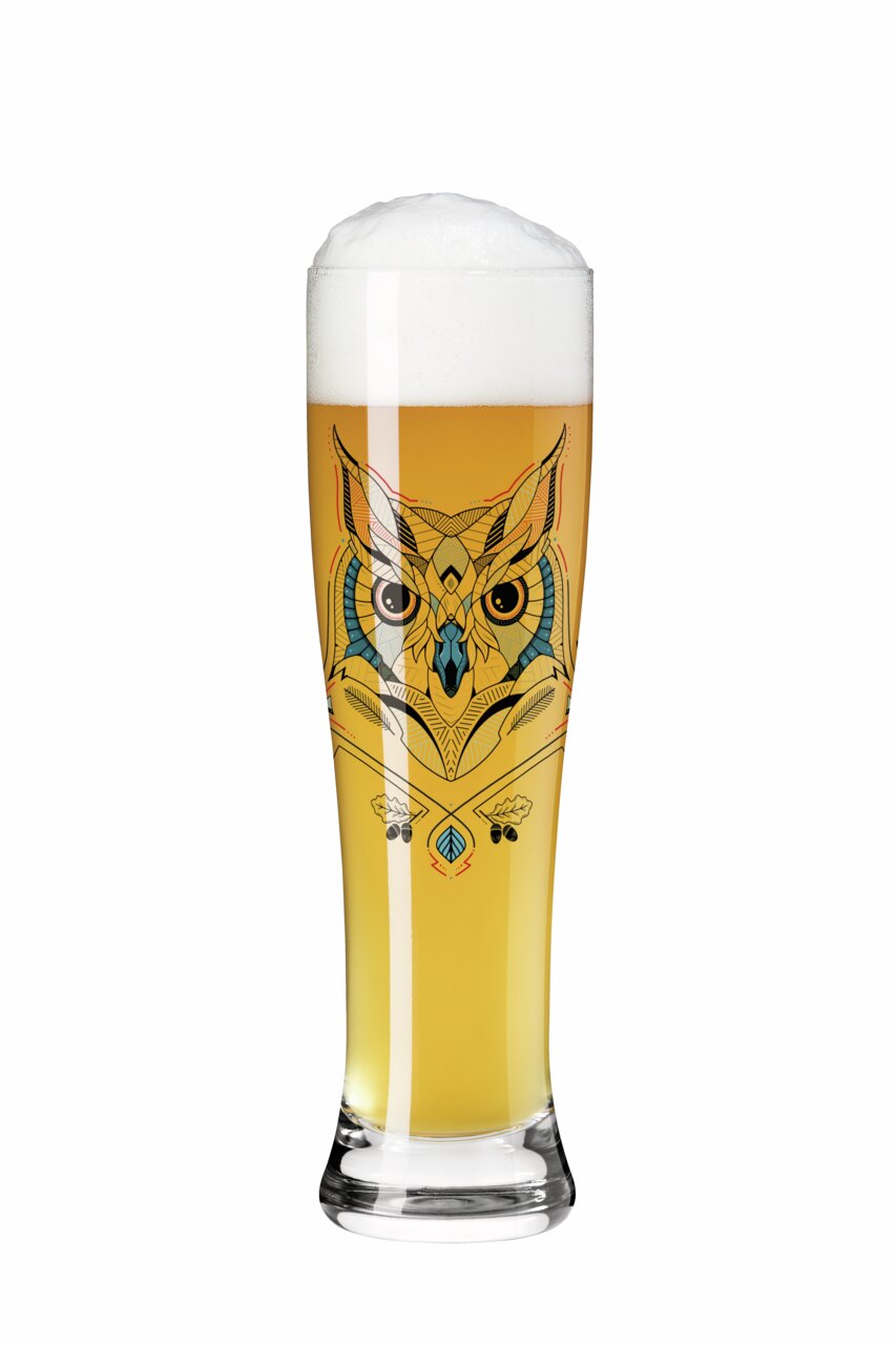Weizenglas mit Eulenmotiv, gefüllt mit Bier und Schaumkrone, Frontalansicht