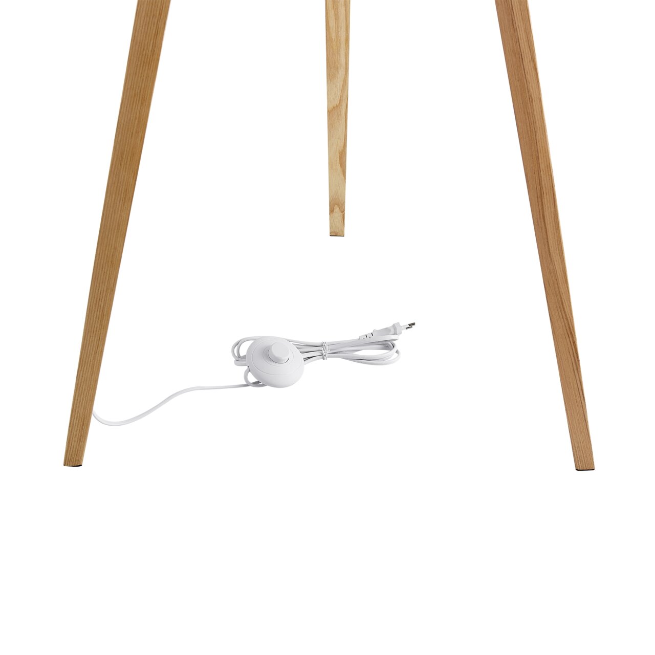 Nahaufnahme der Holzbeine einer Stehleuchte mit weißem Kabel und Schalter auf weißem Hintergrund.