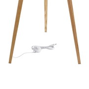 Nahaufnahme der Holzbeine einer Stehleuchte mit weißem Kabel und Schalter auf weißem Hintergrund.