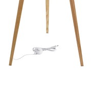 Nahaufnahme der Holzbeine einer Stehleuchte mit weißem Kabel und Schalter auf weißem Hintergrund.