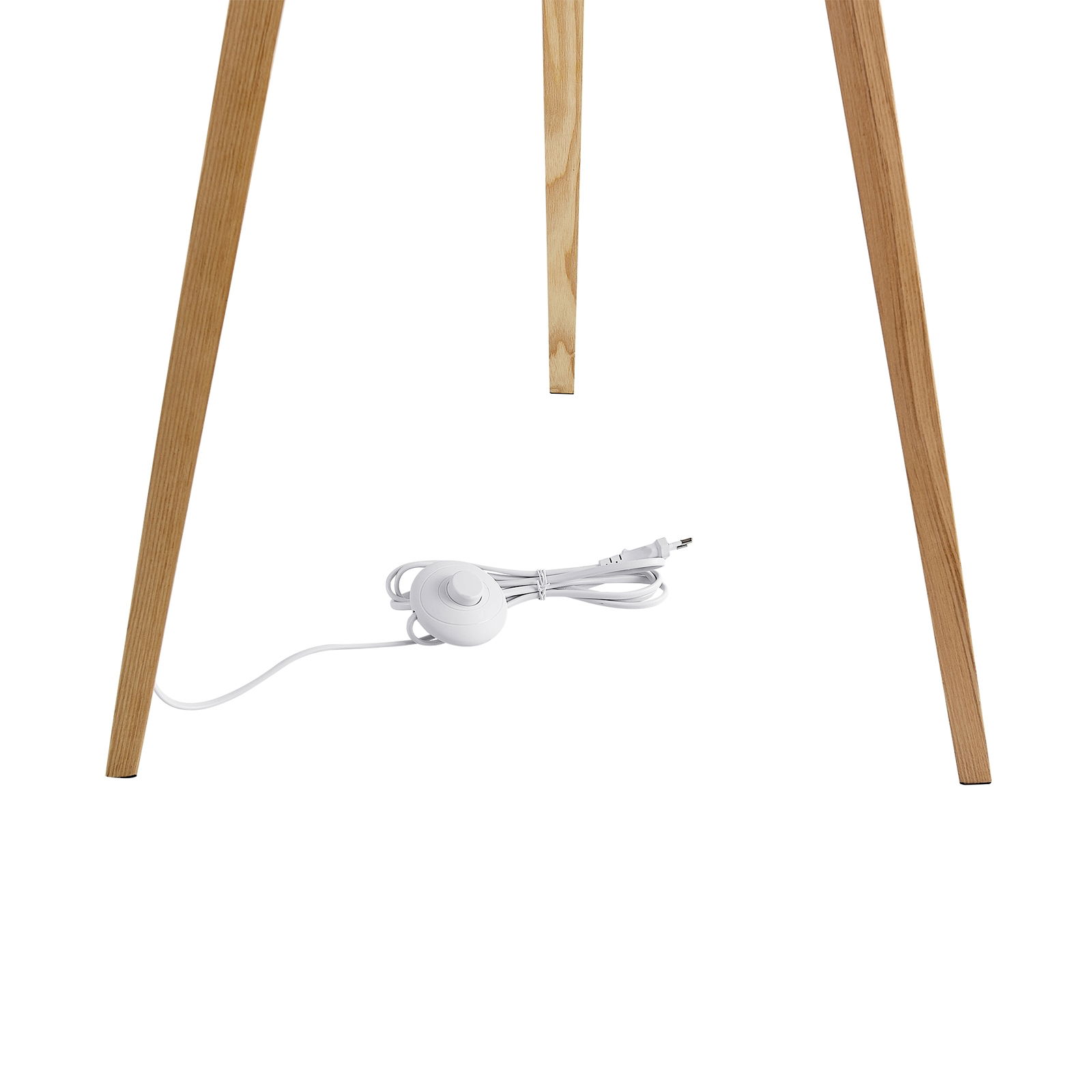 Nahaufnahme der Holzbeine einer Stehleuchte mit weißem Kabel und Schalter auf weißem Hintergrund.