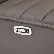 Nahaufnahme einer grauen Relaxliege mit integrierten Bedienelementen und USB-Anschluss an der Seite.