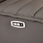 Nahaufnahme einer grauen Relaxliege mit integrierten Bedienelementen und USB-Anschluss an der Seite.