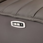 Nahaufnahme einer grauen Relaxliege mit integrierten Bedienelementen und USB-Anschluss an der Seite.