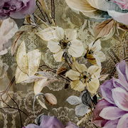 Detailansicht einer Wendebettwäsche mit floralen Mustern in sanften Farben, darunter lila und gelbe Blüten auf einem gemusterten Hintergrund.