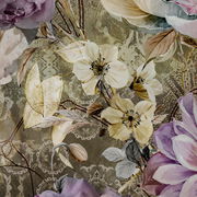 Detailansicht einer Wendebettwäsche mit floralen Mustern in sanften Farben, darunter lila und gelbe Blüten auf einem gemusterten Hintergrund.