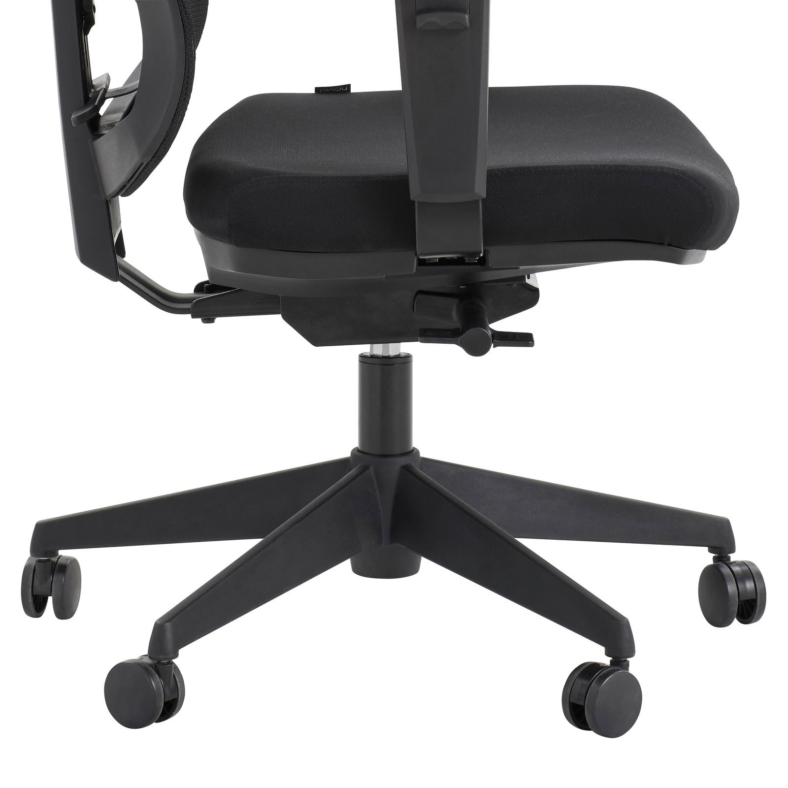 Seitenansicht eines schwarzen Drehstuhls mit gepolstertem Sitz und Rollen.