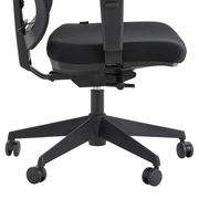 Seitenansicht eines schwarzen Drehstuhls mit gepolstertem Sitz und Rollen.