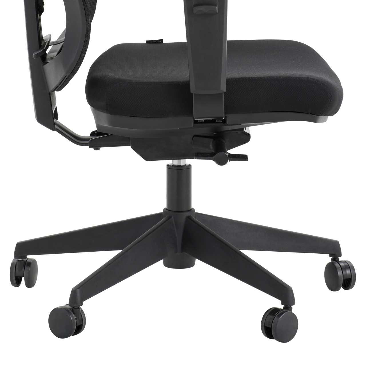 Seitenansicht eines schwarzen Drehstuhls mit gepolstertem Sitz und Rollen.