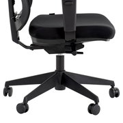 Seitenansicht eines schwarzen Drehstuhls mit gepolstertem Sitz und Rollen.