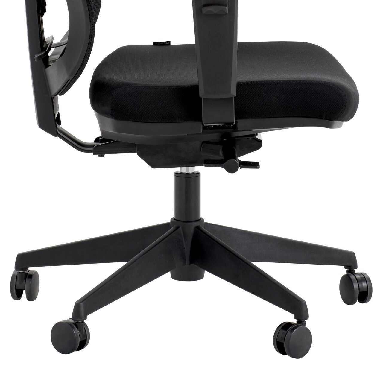 Seitenansicht eines schwarzen Drehstuhls mit gepolstertem Sitz und Rollen.