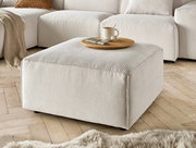 Beiger Hocker aus Cordstoff in einer gemütlichen Wohnzimmerumgebung, seitliche Perspektive