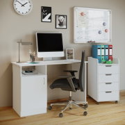 Modernes Homeoffice mit weißem Schreibtisch, großem Monitor, schwarzem Drehstuhl und Rollcontainer unter Whiteboard an der Wand, Perspektive: frontale leicht seitliche Ansicht auf Augenhöhe.