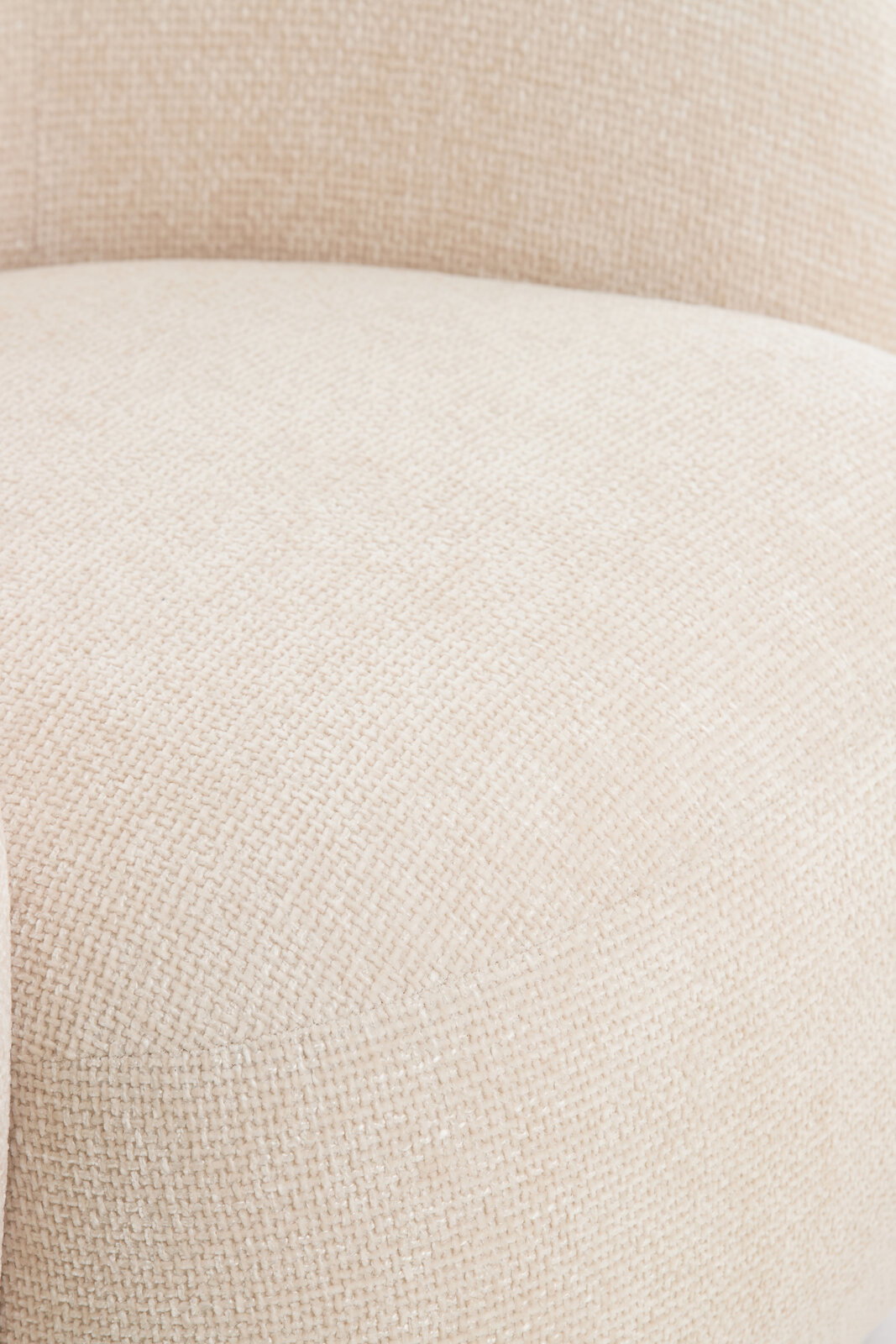 Nahaufnahme einer beigen Couch mit strukturierter Oberfläche, seitliche Perspektive