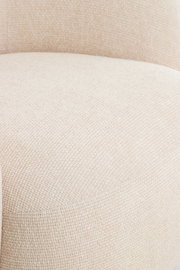 Nahaufnahme einer beigen Couch mit strukturierter Oberfläche, seitliche Perspektive