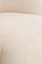 Nahaufnahme einer beigen Couch mit strukturierter Oberfläche, seitliche Perspektive