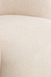 Nahaufnahme einer beigen Couch mit strukturierter Oberfläche, seitliche Perspektive