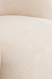 Nahaufnahme einer beigen Couch mit strukturierter Oberfläche, seitliche Perspektive