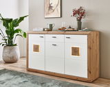 Modernes Sideboard aus Holz und Weiß mit dekorativen Elementen, seitliche Perspektive