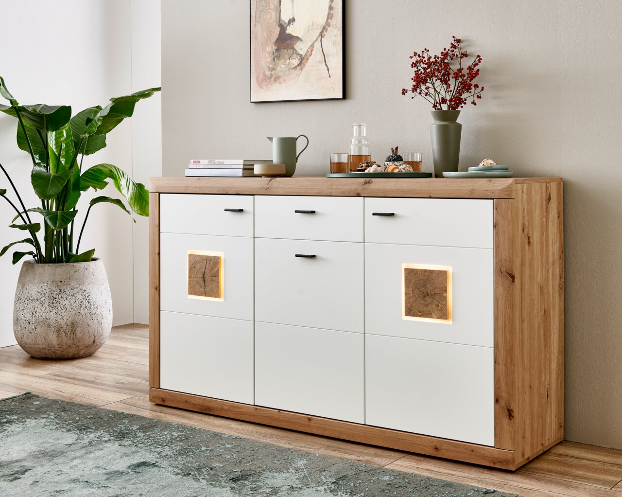 Modern dressoir van hout en wit met decoratieve elementen, zijaanzicht