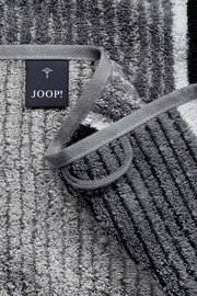 Graues Handtuch mit Streifenmuster und JOOP! Logo, Nahaufnahme