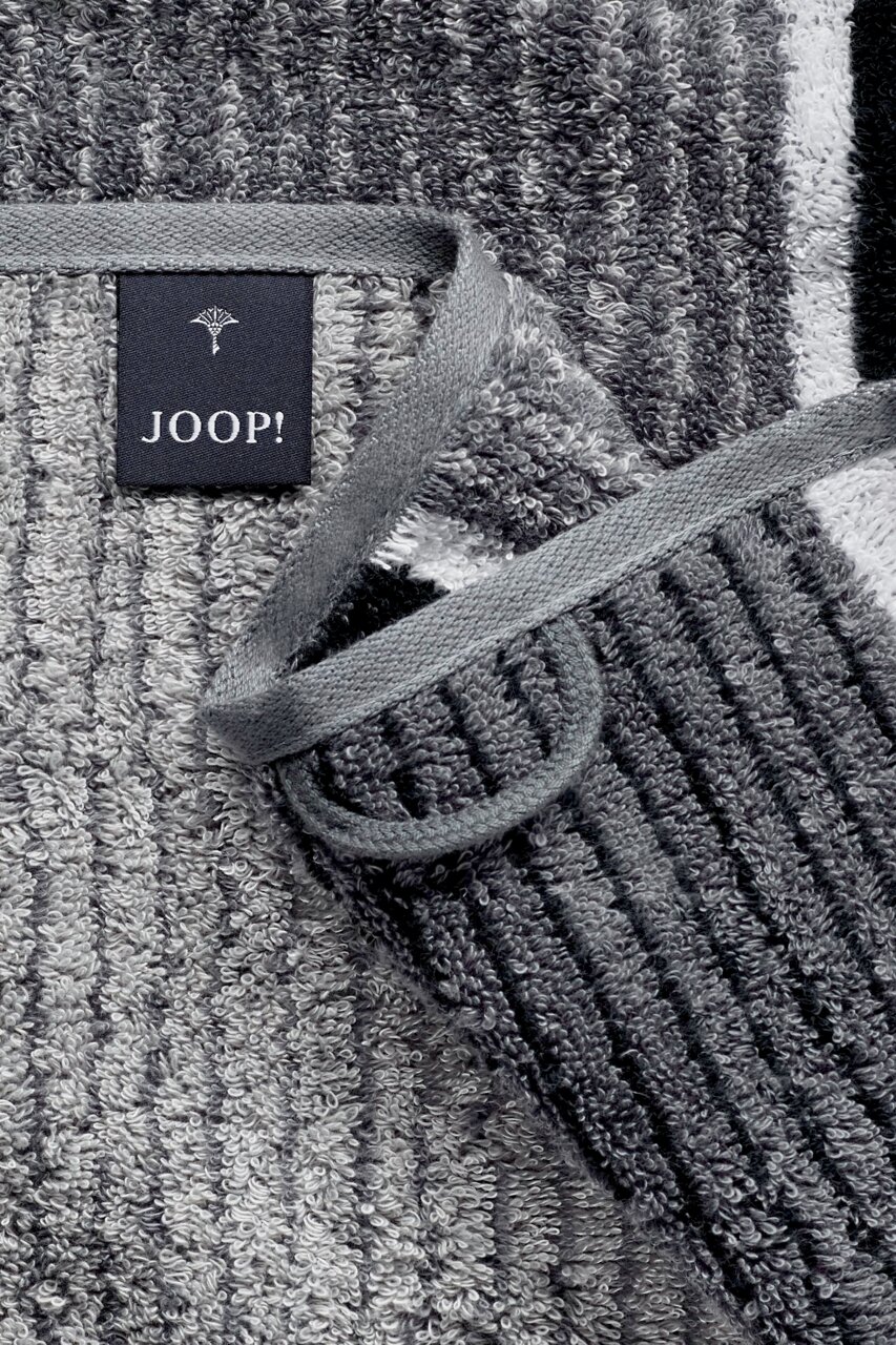 Graues Handtuch mit Streifenmuster und JOOP! Logo, Nahaufnahme