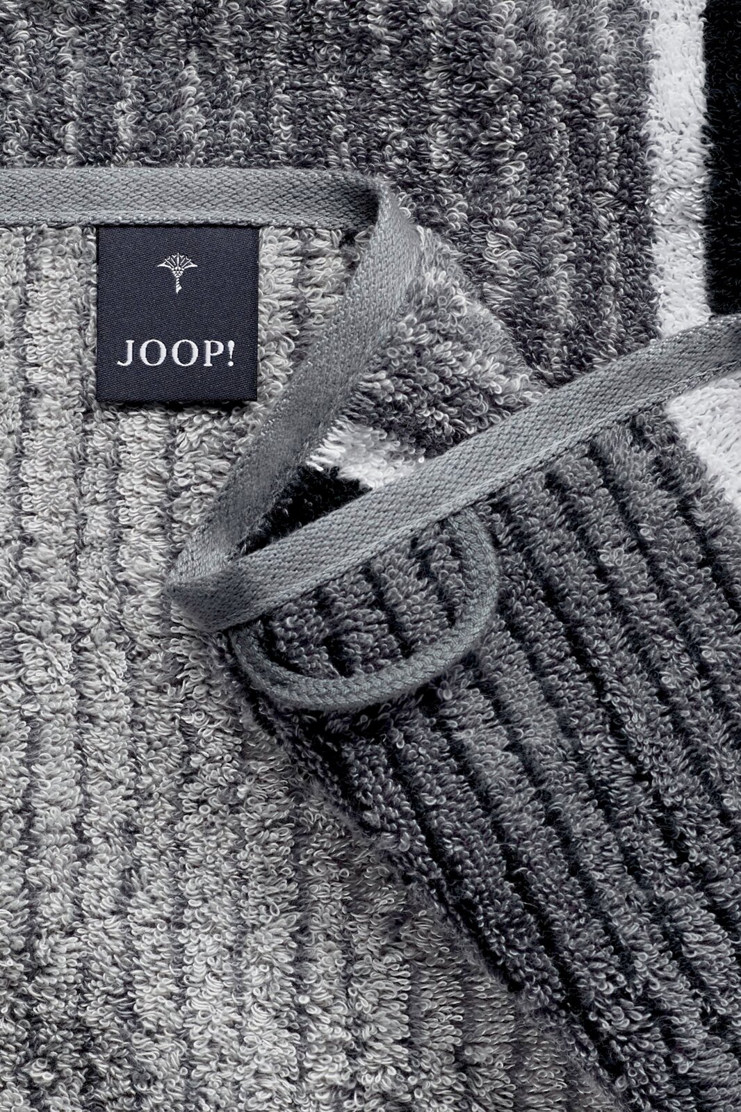 JOOP! Handdoek SIGNATURE Grijze handdoek met streepjespatroon en JOOP!-logo, close-up